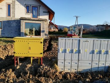 wykopy koparką pod przyłącza gazowe, elektryczne, wodne i kanalizacyjne