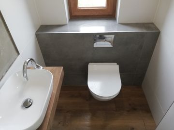 kompleksowe wykończenie toalety : plytkowanie, montaż urządzeń sanitarnych