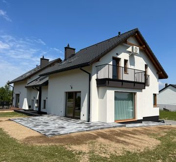 dom z tarasem z kostki brukowej